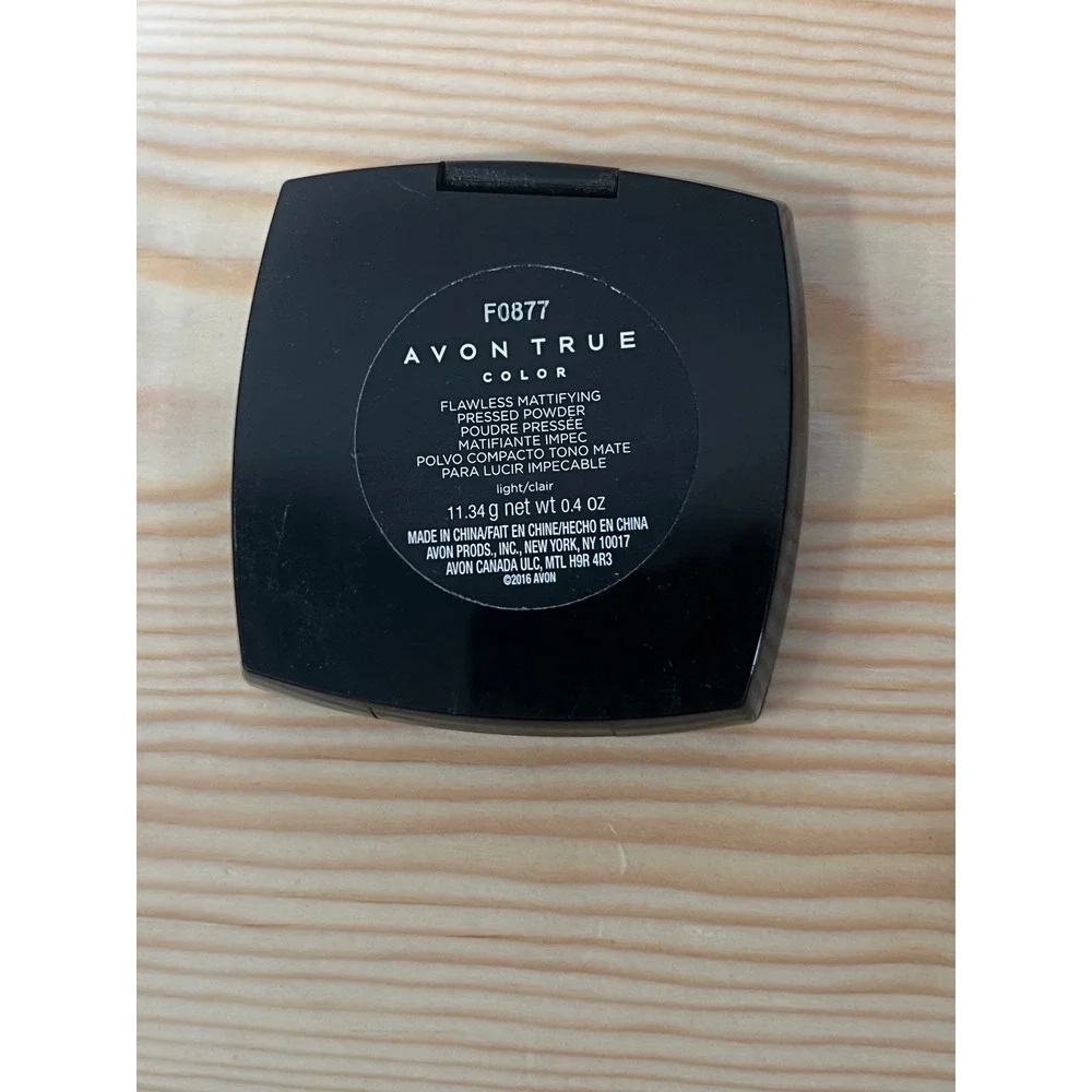 Avon True Color Flawless Mattifying Pressed Powder Light F0877 Matte Compact